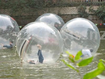 Foto Water ball......esferas para caminar sobre el agua