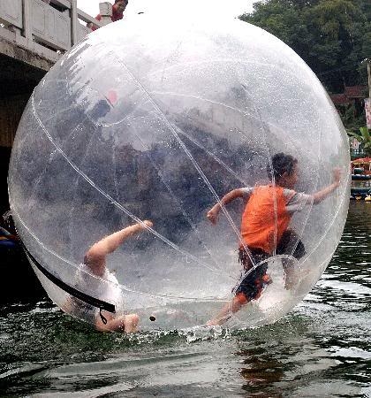 Foto Water ball    esferas para caminar sobre el agua